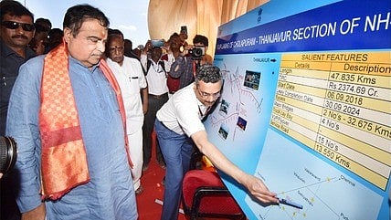 கும்பகோணம் வளையப்பட்டி ஊராட்சி அருகே நடைபெறும் தஞ்சாவூா் விக்கிரவாண்டிதேசிய நெடுஞ்சாலை பணிகளை வெள்ளிக்கிழமை  ஆய்வு  செய்த மத்திய அமைச்சா் நிதின் கட்கரி.