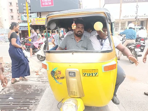 புதுச்சேரியில் பள்ளி மாணவர்களை ஏற்றி சென்ற ஆட்டோ .