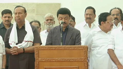 சென்னை விமான நிலையத்தில் செய்தியாளர்களுக்கு பேட்டியளித்து முதல்வர் மு.க.ஸ்டாலின்.