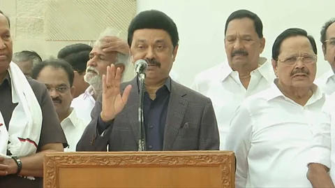சென்னை விமான நிலையளத்தில் செய்தியாளர்களுக்கு பேட்டி அளிக்கும் முதல்வர் மு.க.ஸ்டாலின்.
