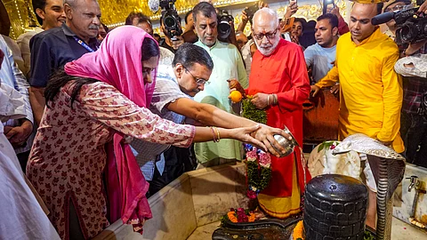 கலால் கொள்கை தொடர்பான வழக்கில் உச்ச நீதிமன்றம் ஜாமின் வழங்கியதையடுத்து சிறையில் இருந்து வெளியே வந்த முதல்வர் அரவிந்த் கேஜரிவால் கனாட் பிளேஸில் உள்ள ஹனுமான் கோயிலில் தனது மனைவியுடன் சென்று வழிபாடு மேற்கொண்டார்.