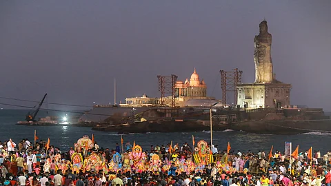 நாடு முழுவதும் கடந்த 7ம் தேதி விநாயகர் சதுர்த்தி விழா வெகுவிமரிசையாக கொண்டாடப்பட்ட நிலையில் கன்னியாகுமரியில் விநாயகர் சிலைகளை, காவல் துறையினரின் பலத்த பாதுகாப்புடன் வழிபாடு செய்த பிறகு கிரேன் மற்றும் டிராலி உதவியுடன் கடலில் கரைக்கப்பட்டன.
