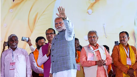 ஜார்க்கண்ட் மாநிலம், ஜாம்ஷெட்பூரில் ஞாயிற்றுக்கிழமை நடைபெற்ற பொதுக் கூட்டத்தில் பங்கேற்ற பிரதமர் மோடி.
