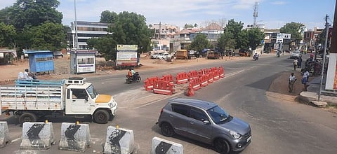  பாளையங்கோட்டை பேருந்து நிலையம் அருகே புதிதாக அமைக்கப்பட்டுள்ள ரவுண்டானா. 