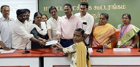 நலத்திட்ட உதவிகளை வழங்கிய ஊரக வளா்ச்சி முகமையின் திட்ட இயக்குநா் வை.ஜெயக்குமாா்.