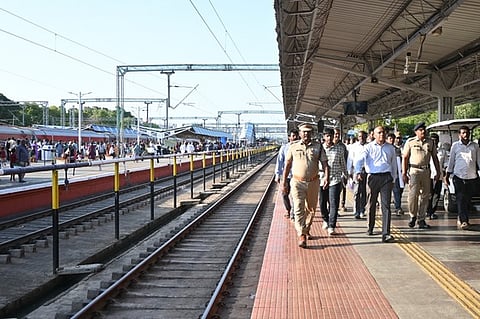  திருநெல்வேலி சந்திப்பு ரயில் நிலையத்தில் நடைபெறும் பணிகளை பாா்வையிட்ட மதுரை கோட்ட மேலாளா் சரத் ஸ்ரீவத்ஸவா.