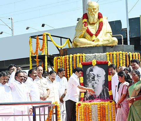 பெரியார் பிறந்த நாளையொட்டி அவரது உருவப்படத்திற்கு மலர் தூவி மரியாதை செலுத்திய முதல்வர் ஸ்டாலின்.