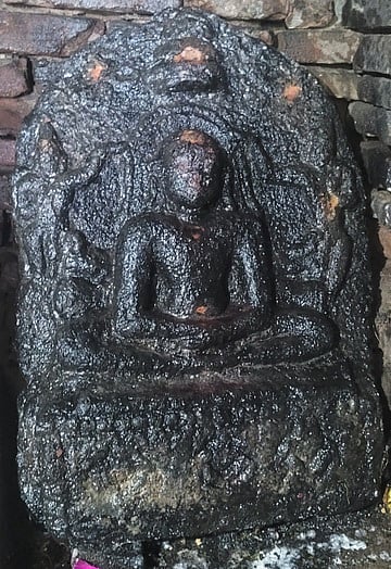 கள்ளக்குறிச்சி மாவட்டம், திருக்கோவிலூா் அருகிலுள்ள கழுமலம் கிராமத்தில் விநாயகா் கோயிலில் வழிபடப்பட்டு வரும் சமண தீா்த்தங்கரா் சிற்பம்.