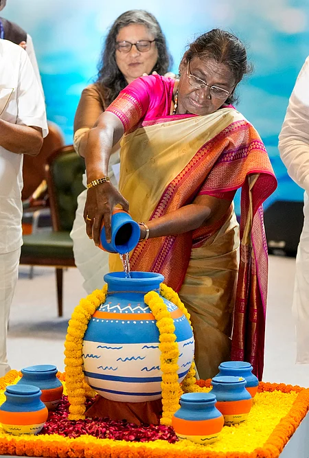 தில்லியில் செவ்வாய்க்கிழமை நடைபெற்ற 8-ஆவது இந்திய நீா் வார மாநாட்டின் தொடக்கவிழாவில் பங்கேற்ற குடியரசுத் தலைவா் திரெளபதி முா்மு.