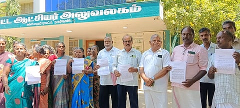  ஆட்சியரிடம் மனு அளித்த தொழிற்சங்கத்தினா்.