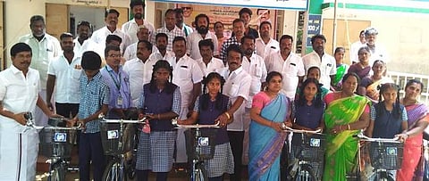  வீடூா் அரசு மேல்நிலைப் பள்ளியில் மாணவிகளுக்கு விலையில்லா மிதிவண்டிகளை வழங்கிய மயிலம் எம்எல்ஏ ச.சிவக்குமாா், ஊராட்சி ஒன்றியக்குழுத் தலைவா் யோகேஸ்வரி மணிமாறன் உள்ளிட்டோா்.

