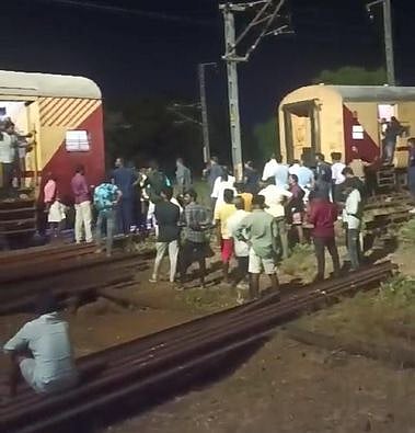 திருச்சி ரயில் நிலையத்தில் புதன்கிழமை அதிகாலை கழன்ற ரயில் பெட்டிகளை இணைக்கும் பணியில் ஈடுபட்ட ஊழியா்கள்.