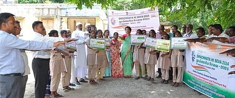 தூய்மை இந்தியா திட்டத்தின் கீழ் ஆட்சியா் ஜெ.யு.சந்திரகலா தலைமையில் உறுதிமொழி ஏற்ற மாணவிகள், அதிகாரிகள்.