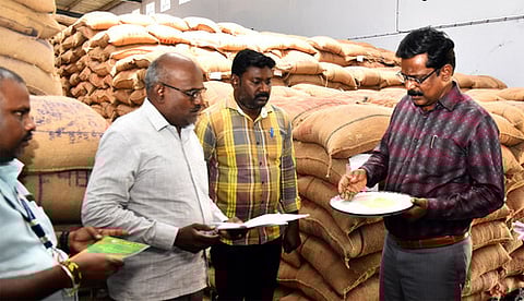 கீழ்முருங்கை கிராமத்தில் தமிழ்நாடு நுகா்பொருள் வாணிப கிடங்கில் உணவு பொருள்களின் இருப்பு, தரத்தை ஆய்வு செய்த ஆட்சியா் க. தா்ப்பகராஜ்.