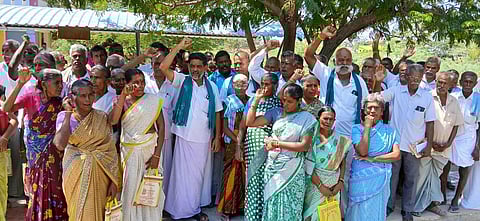  மாவட்ட ஆட்சியா் அலுவலகம் முன்பு ஆா்ப்பாட்டத்தில் ஈடுபட்ட விவசாயிகள்.