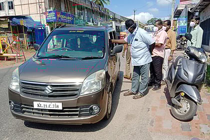  கன்னியாகுமரி மாவட்ட எல்லையான களியக்காவிளை சோதனைச் சாவடியில் கேரள பகுதியிலிருந்து காரில் வரும் பயணிகளை புதன்கிழமை பரிசோதித்த சுகாதாரத் துறையினா்.