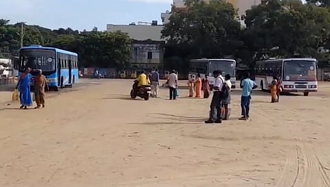 கூட்டம் இன்றி காணப்படும் பேருந்து நிறுத்தம்.