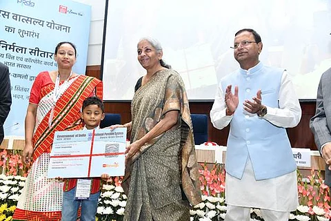 குழந்தைகளின் ஓய்வூதியத்துக்காக பெற்றோா் சேமிக்கும் வாத்சல்யா திட்டம்:
மத்திய நிதியமைச்சா் தொடங்கி வைத்தாா்