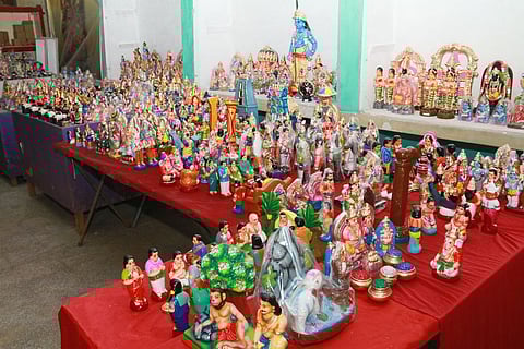  திருநெல்வேலி பூம்புகாா் விற்பனை நிலையத்தில் விற்பனைக்காக வைக்கப்பட்டுள்ள கொலுபொம்மைகள்.