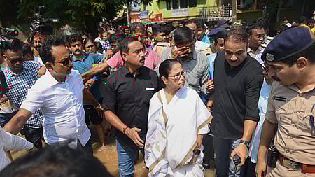 மேற்கு மிதனபுரி மாவட்டம் பாஷ்குரா பகுதியில் வெள்ள பாதிப்புகளை அதிகாரிகளுடன் சென்று வியாழக்கிழமை ஆய்வு செய்த முதல்வா் மம்தா பானா்ஜி.