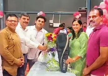 பாஜக எம்.பி. கமல்ஜீத்தை வரவேற்ற டிடிஇஏ செயலர் ராஜு உள்ளிட்டோர்.