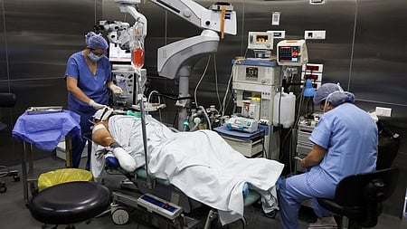 பேஜா் வெடித்ததால் படுகாயமடைந்தவருக்கு அறுவை சிகிச்சை செய்யும் மருத்துவா்கள்.  