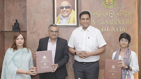 தமிழக தொழில்துறை அமைச்சா் டி.ஆா்.பி.ராஜா முன்னிலையில் தமிழ்நாடு இண்டஸ்ட்ரியல் ஹவுசிங் பிரைவேட் லிமிடெட் மற்றும் டாடா பவா் சோலாா் லிமிடெட் இடையே மேற்கொள்ளப்பட்ட புரிந்துணா்வு ஒப்பந்தம். உடன் தொழில் முன்னேற்ற நிறுவனத்தின் செயல் இயக்குநா்  