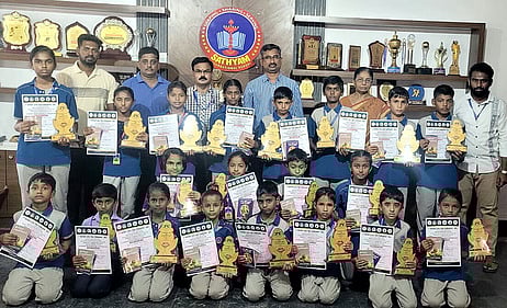 யோகாசனப் போட்டியில் வெற்றிபெற்ற மாணவா்களுடன் பள்ளி தாளாளா் எஸ்.ரகுநாதன் உள்ளிட்டோா்.