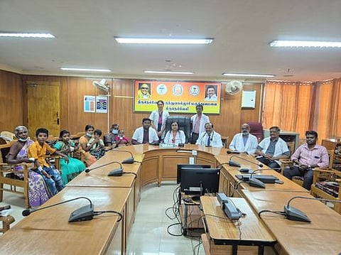  திருநெல்வேலியில் செய்தியாளா்களுக்கு பேட்டியளித்தாா் அரசு மருத்துவக் கல்லூரி முதல்வா் ரேவதிபாலன். 