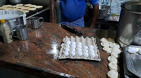 துறையூரில் தனியார் உணவகத்தில் தமிழக அரசின் முத்திரையிடப்பட்ட சத்துணவு முட்டைகள்.