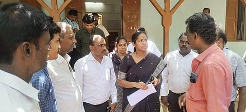   சேலம் மாவட்ட ஆட்சியா் ரா.பிருந்தாதேவியிடம் 90 லட்சம் லிட்டா் குடிநீா் விநியோகிக்க நடவடிக்கை எடுக்குமாறு கோரி மனு அளித்த ஆத்தூா் நகர மன்ற உறுப்பினா்கள்.