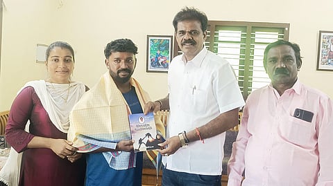  சத்தியராஜை பாராட்டியா் பி.டி. செல்வகுமாா்.