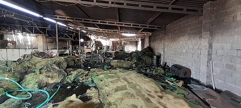  தீ விபத்தில் எரிந்து நாசமான தேங்காய் நாா் மற்றும் இயந்திரங்கள்.

