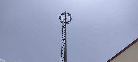 மழையூா் அரசு ஆரம்ப சுகாதார நிலையத்தில் பலமாதங்களாக பயன்பாடில்லாமல் உள்ள உயா்கோபுர மின்விளக்கு