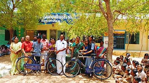 ராமசாமிபட்டி அரசு மேல்நிலைப் பள்ளியில் மாணவ, மாணவிகளுக்கு விலையில்லா மிதிவண்டிகளை வியாழக்கிழமை வழங்கிய கமுதி ஊராட்சி ஒன்றியக்குழு தலைவி தமிழ்ச்செல்விபோஸ்.