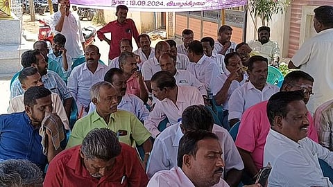 அறந்தாங்கியில் வியாழக்கிழமை  ஆா்ப்பாட்டத்தில் ஈடுபட்ட கூட்டுறவு வங்கிப் பணியாளா்கள்.--

