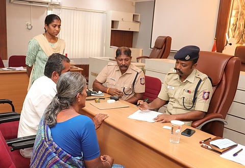 மாவட்ட காவல் கண்காணிப்பாளா் கே.காா்த்திகேயன் தலைமையில் நடைபெற்ற மக்கள் குறைதீா் முகாமில் பங்கேற்றோா்.