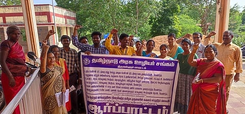 ஆா்ப்பாட்டத்தில் பங்கேற்ற  அரசு ஊழியா்கள்.