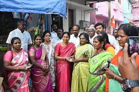 கோவை, சித்தாபுதூா் பகுதியில் நடைபெற்ற பாஜக புதிய உறுப்பினா் சோ்ப்பு முகாமில் பங்கேற்று உறுப்பினா்களுக்கு அடையாள அட்டைகளை வழங்குகிறாா் தெலங்கானா முன்னாள் ஆளுநா் தமிழிசை செளந்தரராஜன்.