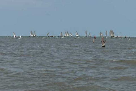  திருப்பாலைக்குடி கடல் பகுதியில் வியாழக்கிழமை நடைபெற்ற பாய்மரப் படகுப் போட்டி.