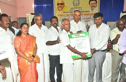  மக்கள் தொடா்பு முகாமில் நலத்திட்ட உதவிகளை வழங்குகிறாா் பேரவைத் தலைவா் மு.அப்பாவு. உடன், ஆட்சியா் கா.ப.காா்த்திகேயன். 