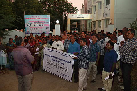  ஆா்ப்பாட்டத்தில் பங்கேற்றோா்.  