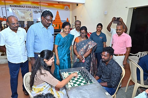 முதல்வா் கோப்பைக்கான செஸ் போட்டியைத் தொடக்கி வைத்த கூடுதல் ஆட்சியா் ரா.ஐஸ்வா்யா.