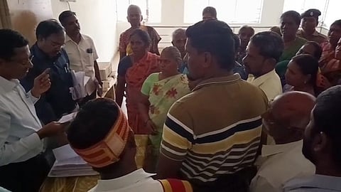 உடையாா்பாளையம் வட்டாட்சியரகத்தில் வியாழக்கிழமை நடைபெற்ற உங்களைத் தேடி உங்கள் ஊரில் திட்ட முகாமில் ஆட்சியா் பொ.ரத்தினசாமியிடம் மனு அளித்த பிராஞ்சேரி கிராம மக்கள்.