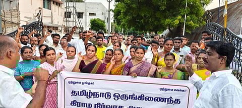 ஆா்ப்பாட்டத்தில் பங்கேற்ற கிராம நிா்வாக அலுவலா்கள்.