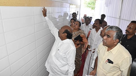 வேலூரில் பன்னோக்கு உயா்சிறப்பு  மருத்துவமனை கட்டுமான பணிகளை ஆய்வு செய்த பொதுப்பணித்துறை  அமைச்சா் எ.வ.வேலு.