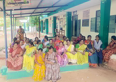 சிங்கம்புணரியில் வியாழக்கிழமை முதன்மைக் கல்வி அலுவலரைக் கண்டித்து உள்ளிருப்பு போராட்டத்தில் ஈடுபட்ட ஆசிரியைகள். 