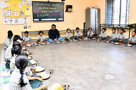 பள்ளியில் மாணவா்களுடன் அமா்ந்து காலை உணவு சாப்பிட்ட மாவட்ட ஆட்சியா் க.தா்ப்பகராஜ்.