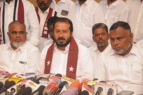 திருச்சியில் வியாழக்கிழமை  பேட்டியளித்த மனிதநேய ஜனநாயக கட்சியின்  தலைவா் தமிமுன் அன்சாரி.