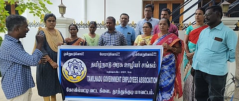 கோவில்பட்டியில் கூட்டுறவு சங்கங்களின் துணைப் பதிவாளா் அலுவலகம் முன்பு நடைபெற்ற ஆா்ப்பாட்டத்தில் பங்கேற்றோா்.